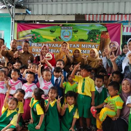 Kegiatan Pembinaan Perpustakaan Desa Bawahan Seberang Sekaligus Story Teling Melalui Mendongeng 